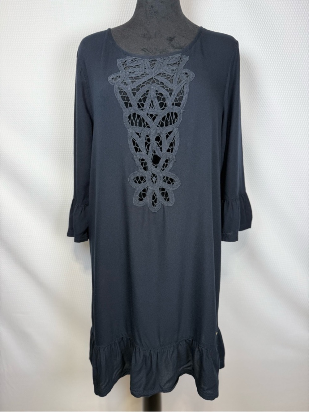 Roxy Gold Soul Coverup Sz Medium Black Crocheted Lace front Open Back w/tie